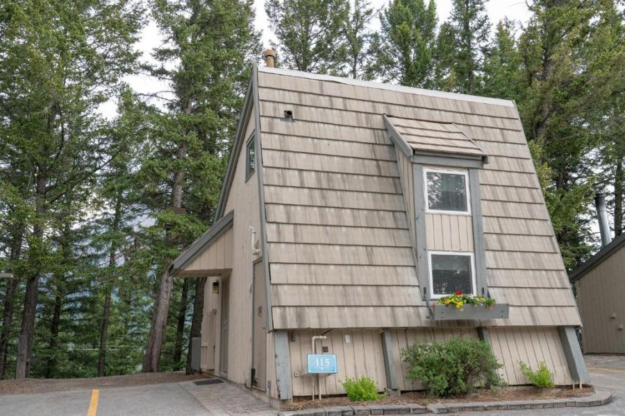 Buitenaanzicht van Tunnel Mountain Resort in Banff tijdens een rondreis door West-Canada