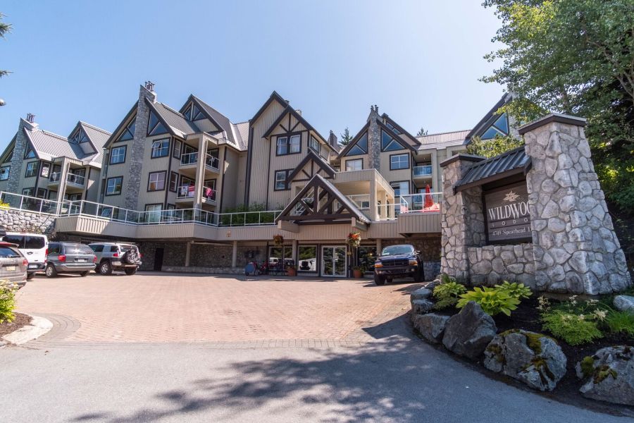 Buitenaanzicht van Wildwood Lodge in Whistler tijdens een rondreis door West-Canada