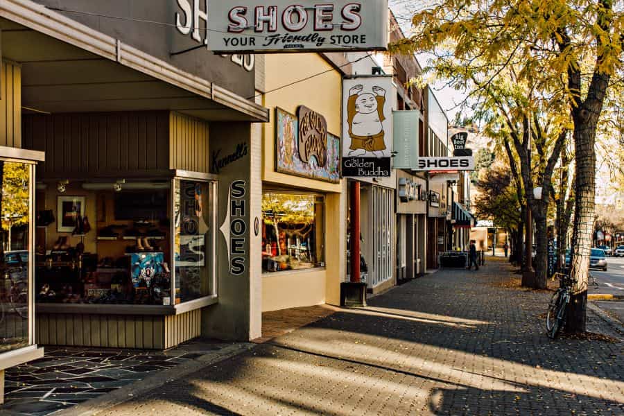 Een straat in downtown Kamloops tijdens een rondreis door West-Canada