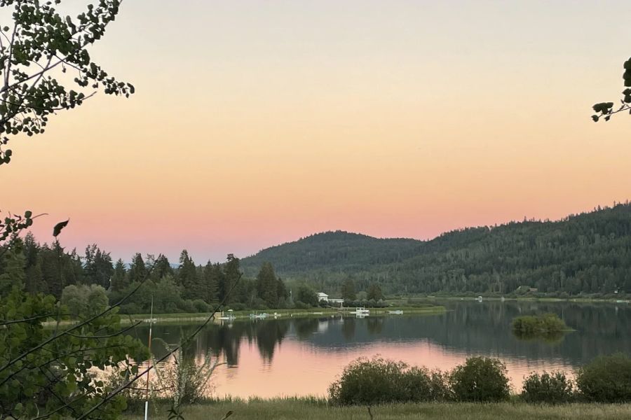 Uitzicht over Pinantan Lake bij Kamloops tijdens een rondreis door Canada
