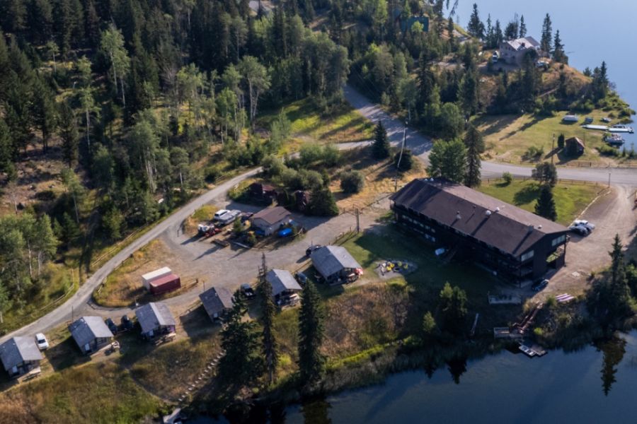 Birdseye view van Lac Le Jeune Resort in West-Canada tijdens een cabin rondreis