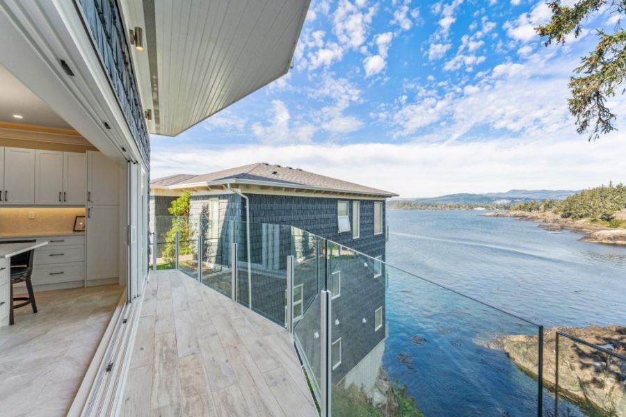 Uitzicht vanaf een balkon bij SookePoint Ocean Cottage Resort op Vancouver Island tijdens een rondreis door Canada