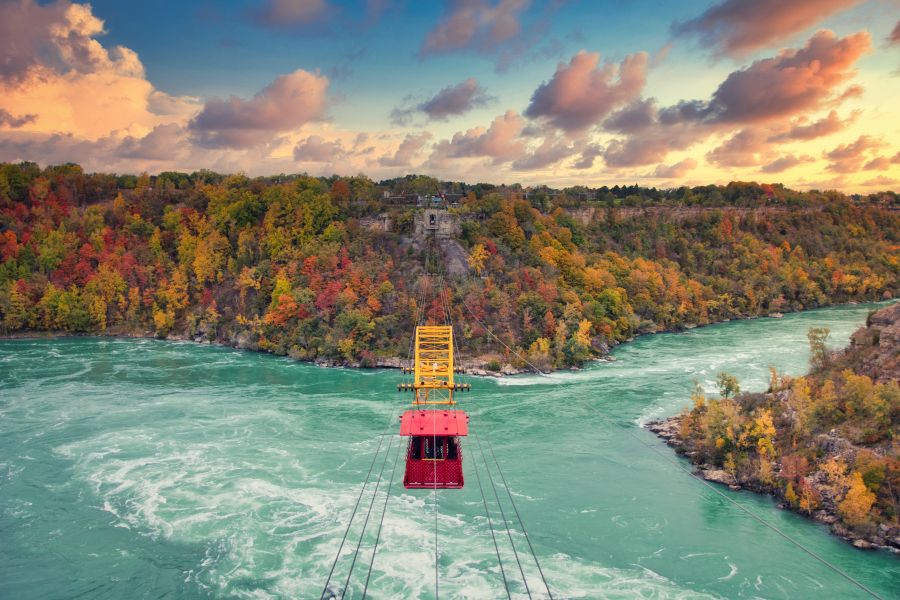 De kabelbaan boven Niagara Falls in de herfst tijdens een reis naar Canada