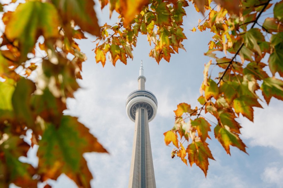 De CN Tower in Toronto in de herfst tijdens een reis naar Canada