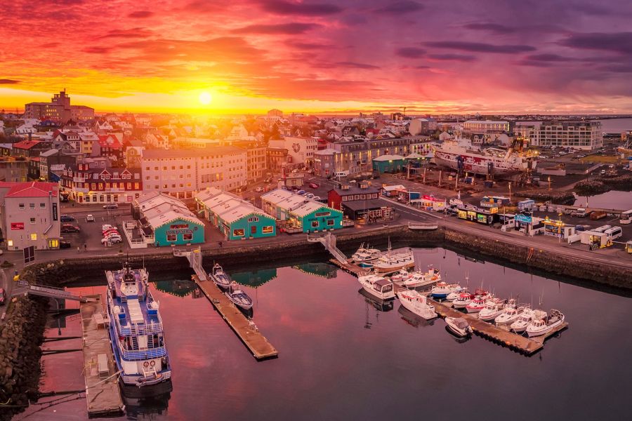 Uitzicht over de haven van Reykjavik tijdens zonsondergang