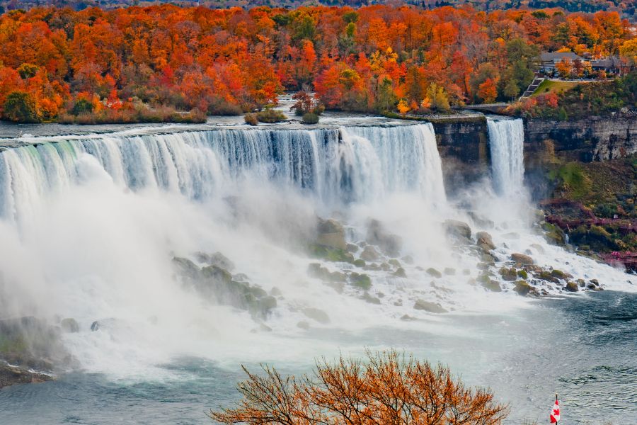 Uitzicht op Niagara Falls in de herfst tijdens een reis naar Canada