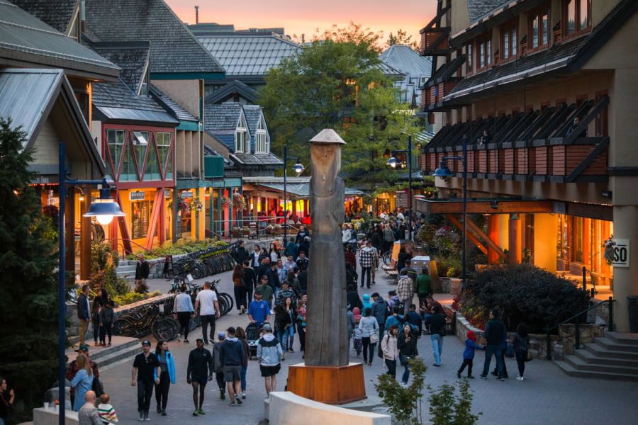 Een straat in Whistler in British Columbia in Canada.