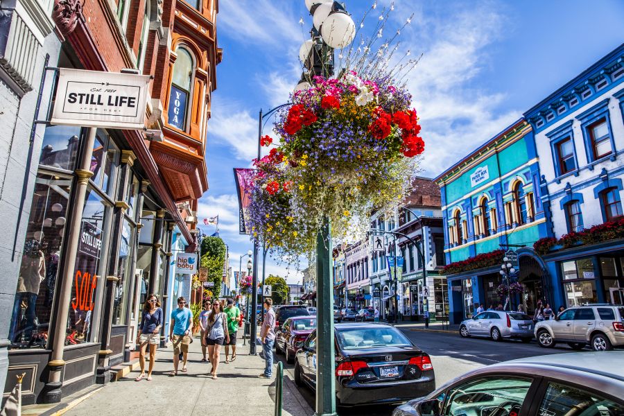 Winkels aan Lower Johnson Street in Victoria in British Columbia in Canada.