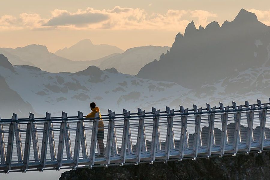 Wandelaar op de Cloudraker Sky Bridge nabij Whistler in British Columbia in Canada.