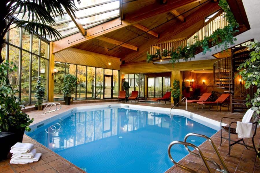 Het zwembad van Chateau Jasper tijdens een treinreis door West-Canada