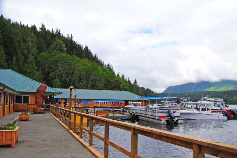 Buitenaanzicht van de Knight Inlet Lodge in British Columbia in Canada.