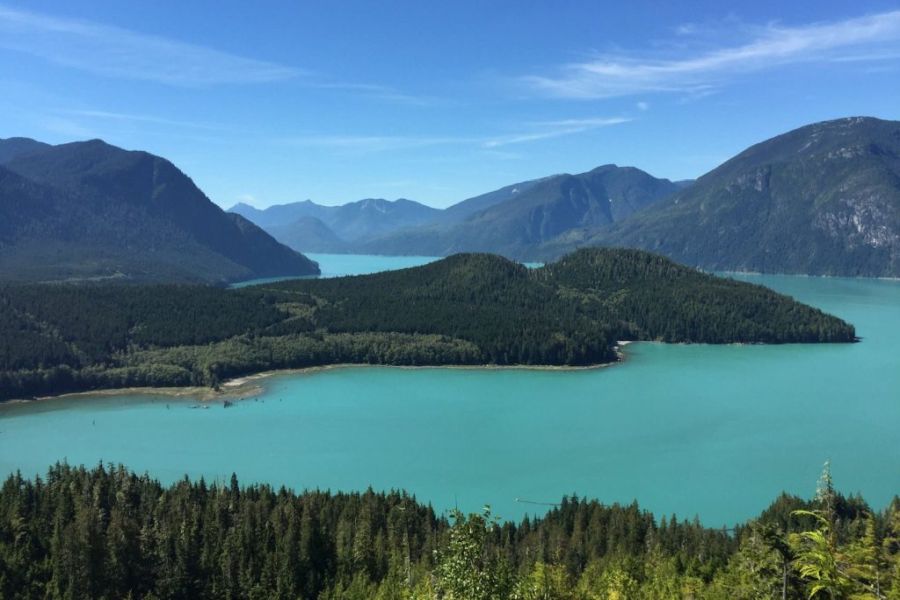 Birdseye uitzicht over de omgeving van Knight Inlet Lodge bij Vancouver Island in Canada.