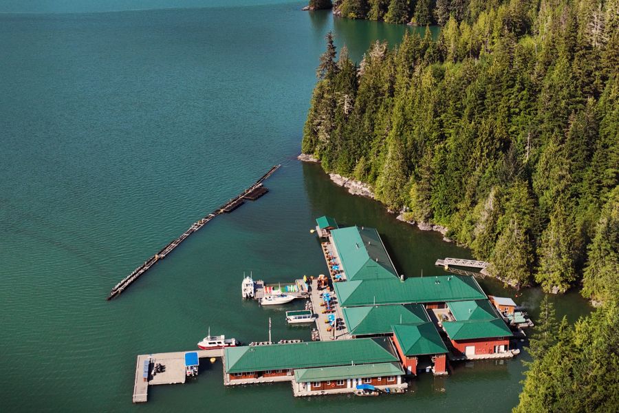 Bovenaanzicht van de Knight Inlet Lodge in British Columbia in Canada.