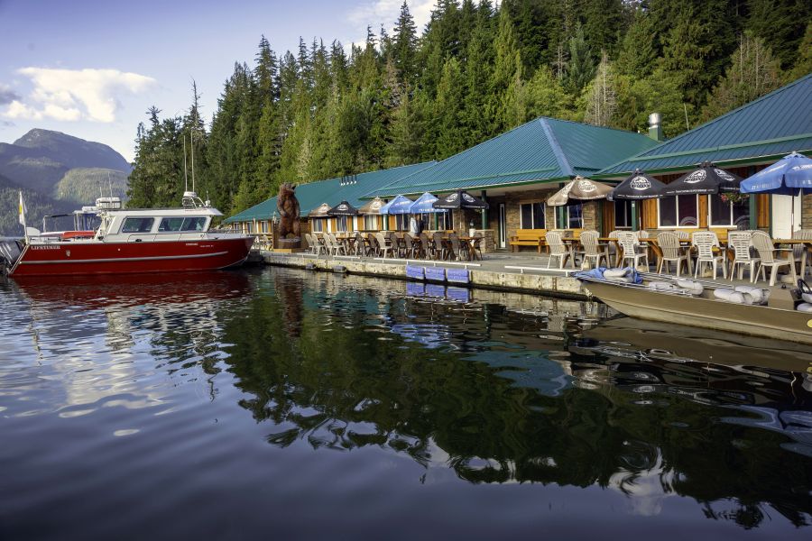 Buitenaanzicht van Knight Inlet Lodge in British Columbia in Canada.