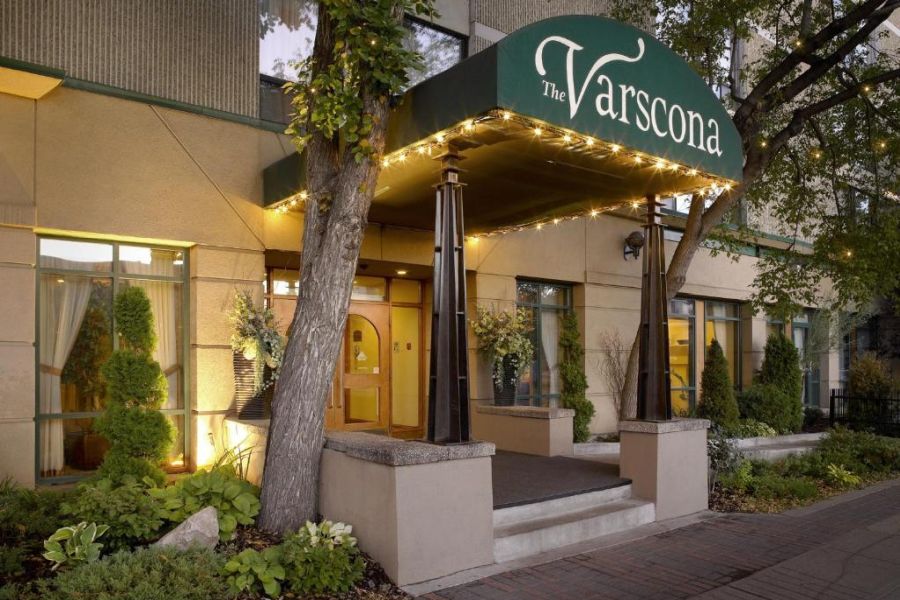 Buitenaanzicht van Varscona Hotel in Edmonton tijdens een winterreis naar Canada