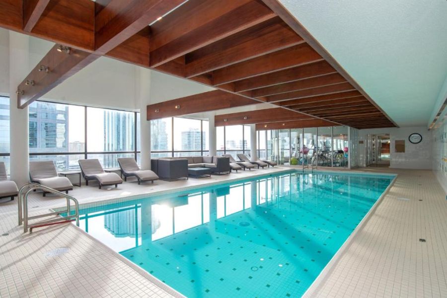 Zwembad van Sandman Signature Downtown in Edmonton tijdens een winterreis naar Canada