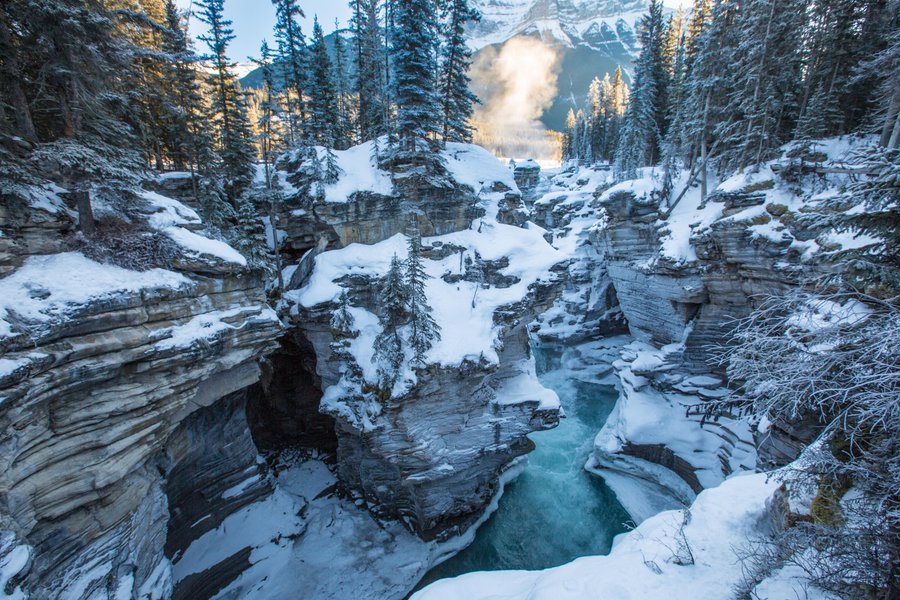 Uitzicht over Athabasca Falls in Jasper tijdens een winterreis naar Canada