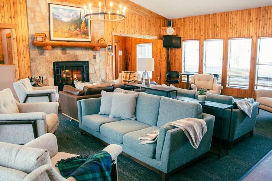 De lounge bij Miette Mountain Cabins in Jasper in Canada