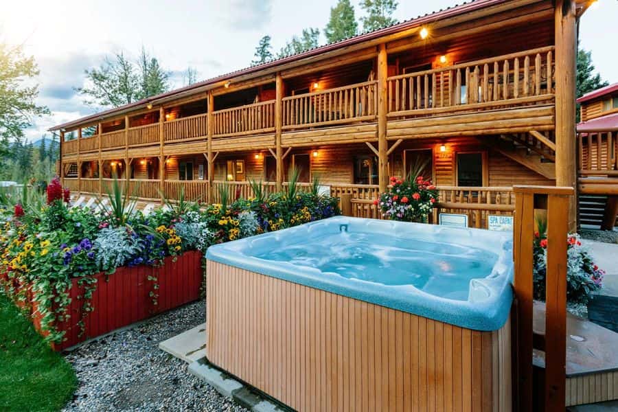 De hot tub bij Miette Mountain Cabins in Jasper tijdens een winterreis naar Canada