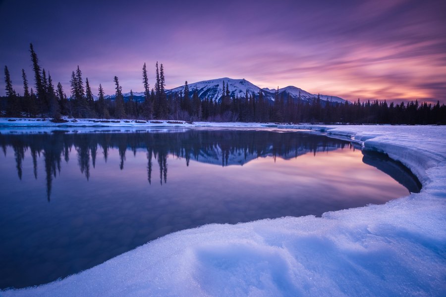 Uitzicht over het meer bij Old Fort Point Summit in Jasper tijdens een winterreis naar Canada