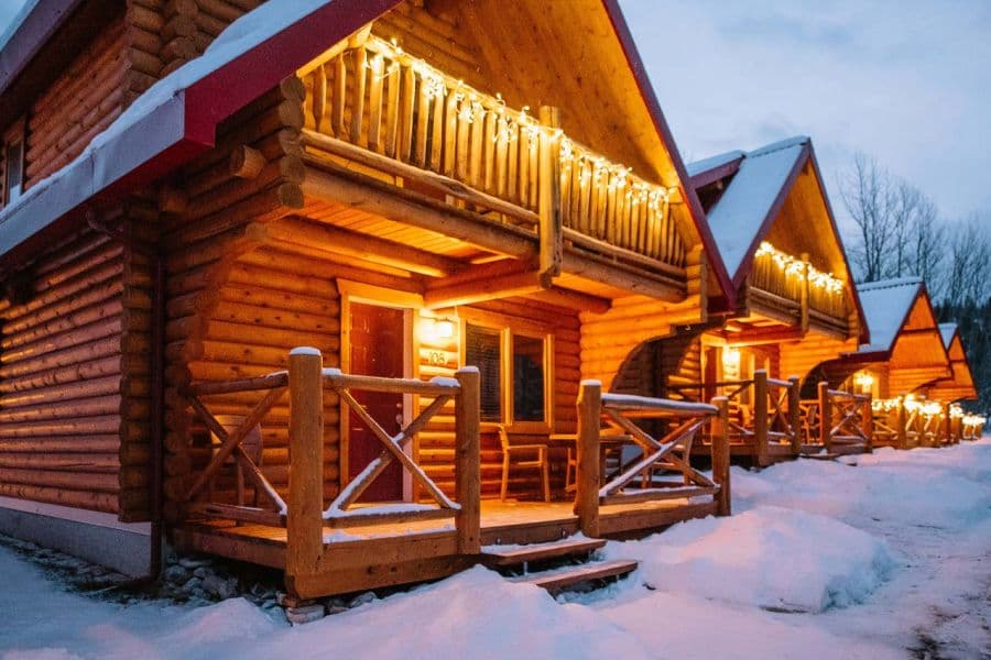 Buitenaanzicht van Miette Mountain Cabins in Jasper tijdens een winterreis naar Canada