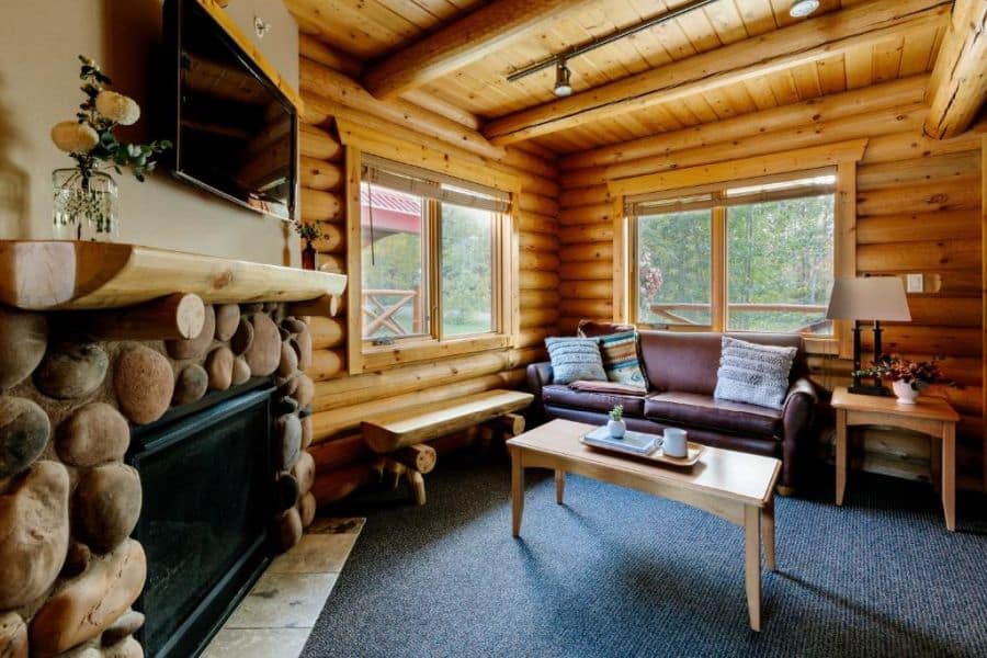 Het interieur van een cedar cabin bij Miette Mountain Cabins in Canada