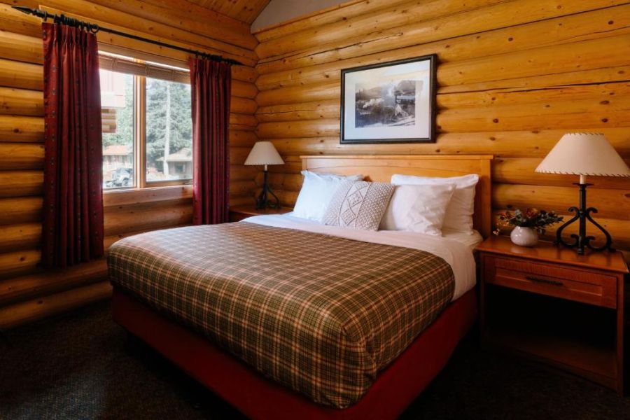 Slaapkamer bij Deluxe Cabin bij Miette Mountain Cabins in Jasper tijdens een winterreis naar Canada