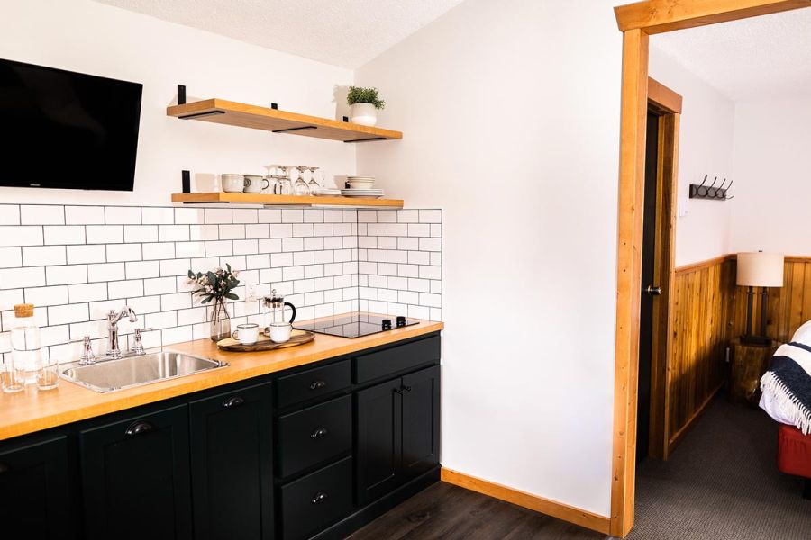 Keuken in een Pioneers Cabin bij Miette Mountain Cabins in Jasper in Canada