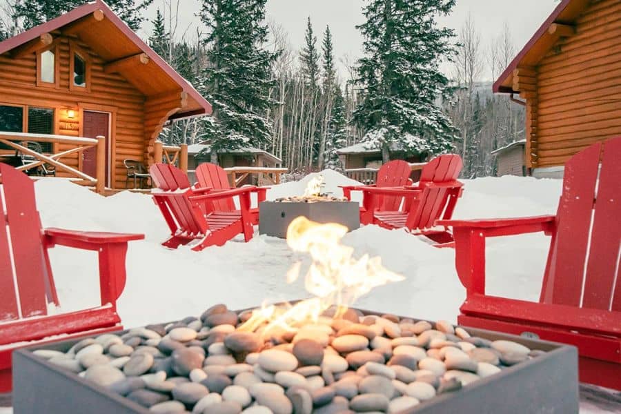 Vuurkorf bij Miette Mountain Cabins in Jasper tijdens een winterreis naar Canada
