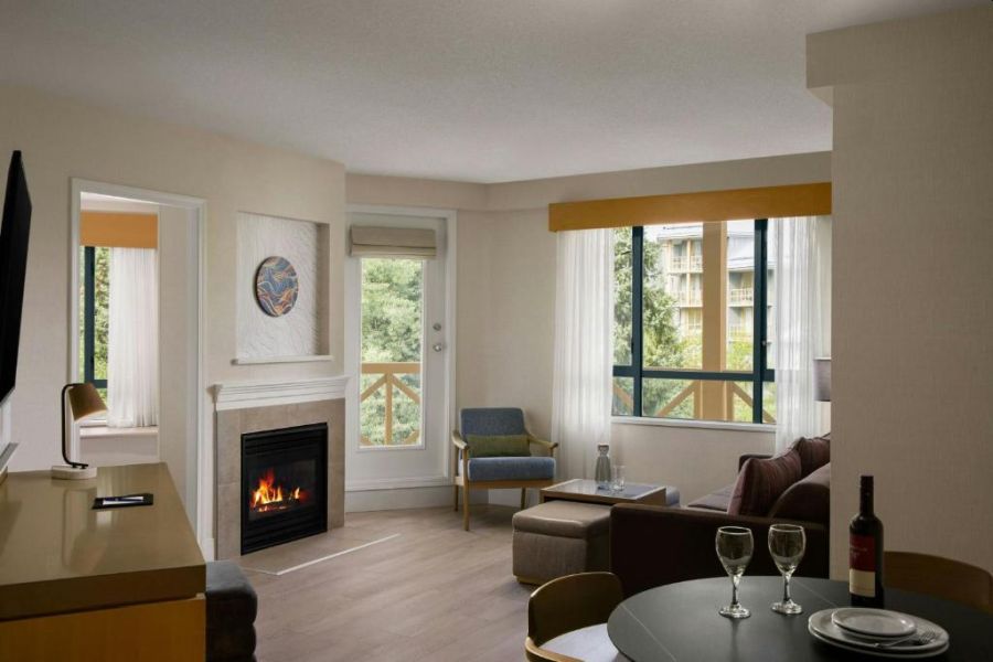 De woonkamer van een suite bij Delta Whistler Village Suites tijdens een winterreis naar Canada