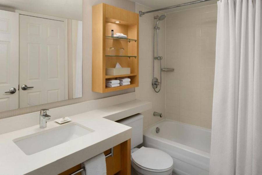 Badkamer bij Delta Whistler Village Suites tijdens een winterreis naar Canada