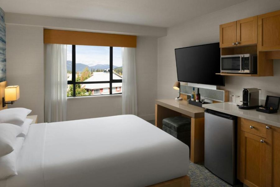Kamer met kitchenette bij Delta Whistler Village Suites tijdens een wintersportreis naar Canada