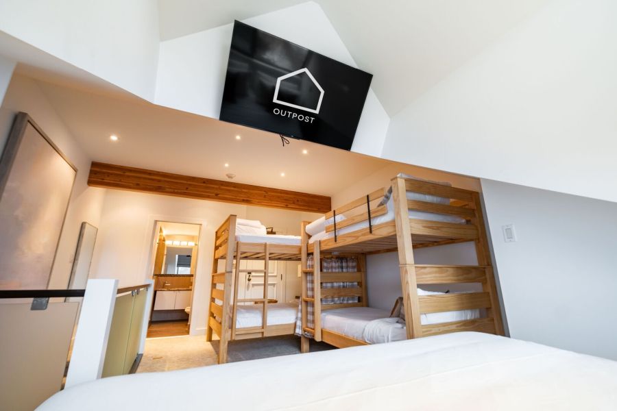 TV boven bed van Rainbow Lodge in Whistler tijdens een wintersportreis naar Canada