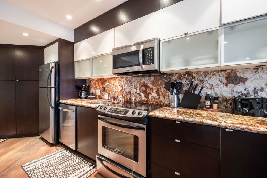 Keuken van Rainbow Lodge in Whistler tijdens een wintersportreis naar Canada