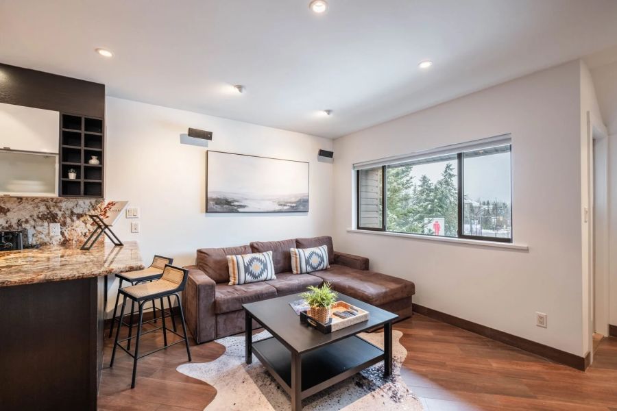 Zithoek van Rainbow Lodge in Whistler tijdens een wintersportreis naar Canada