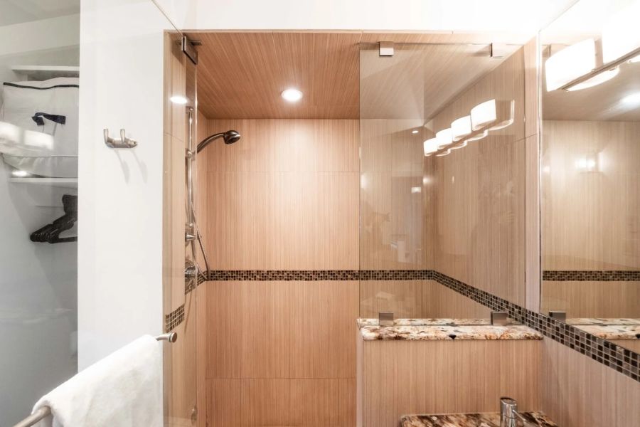 Douche van Rainbow Lodge in Whistler tijdens een wintersportreis naar Canada