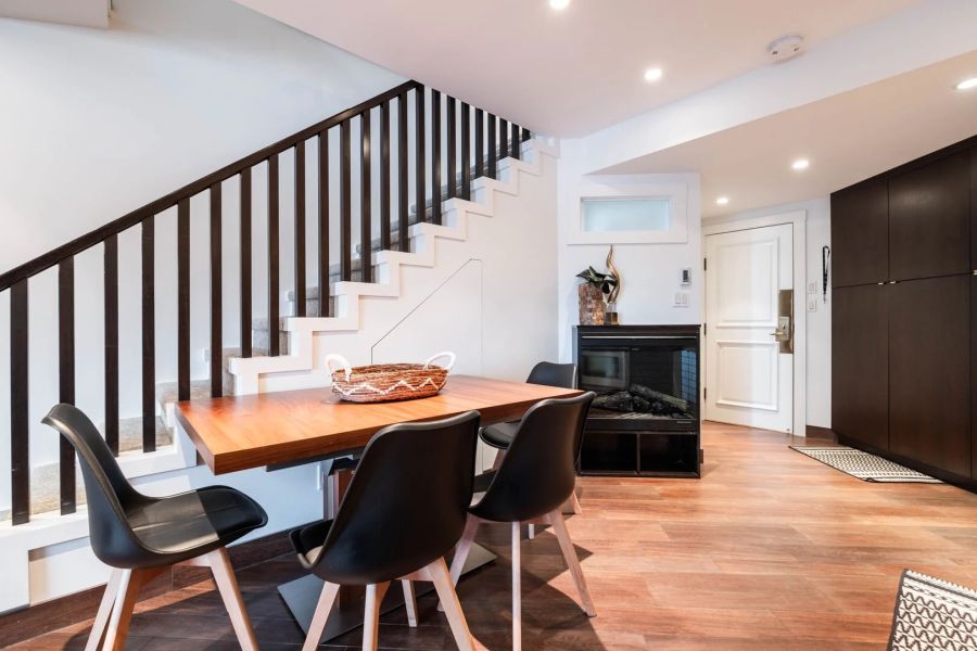 Eettafel van Rainbow Lodge in Whistler tijdens een wintersportreis naar Canada