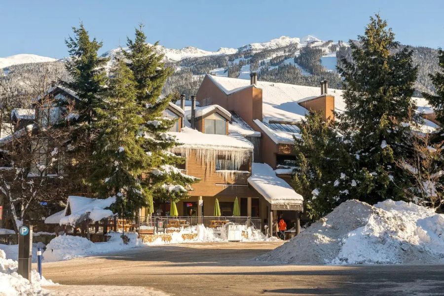 Buitenaanzicht van Rainbow Lodge in Whistler tijdens een wintersportreis naar Canada