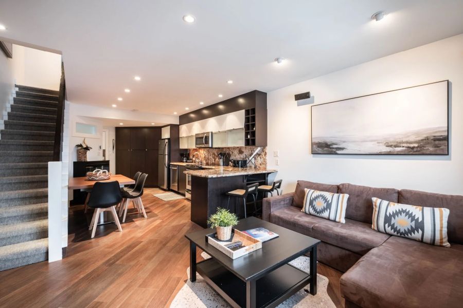 Woonkamer van Rainbow Lodge in Whistler tijdens een wintersportreis naar Canada