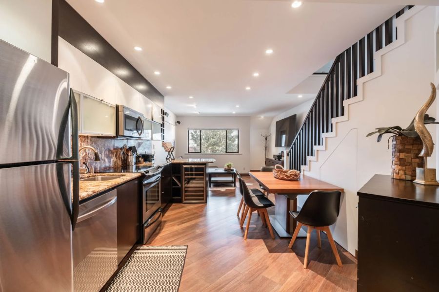 Woonruimte van Rainbow Lodge in Whistler tijdens een wintersportreis naar Canada