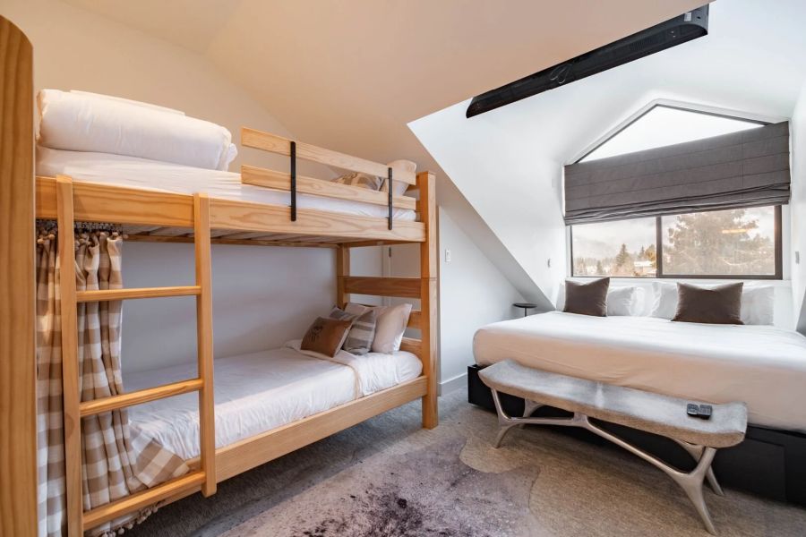 Slaapkamer van Rainbow Lodge in Whistler tijdens een wintersportreis naar Canada