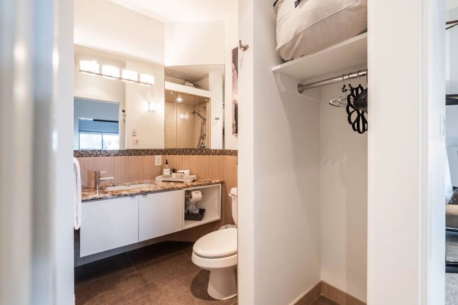 Badkamer van Rainbow Lodge in Whistler tijdens een wintersportreis naar Canada