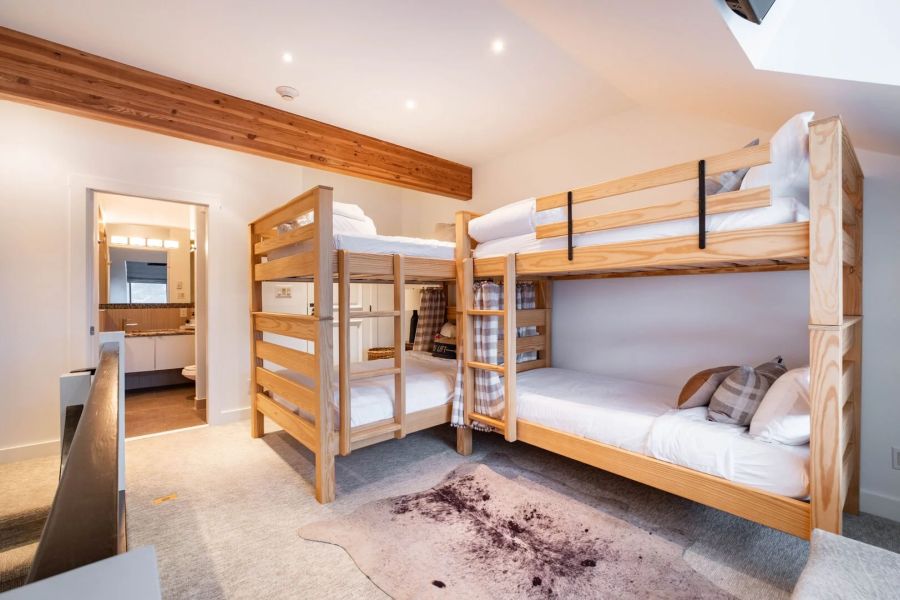 Stapelbedden van Rainbow Lodge in Whistler tijdens een wintersportreis naar Canada