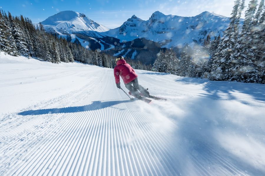 Skiër op de pistes van Sunshine Village tijdens een wintersportreis naar Banff Canada