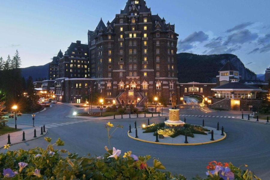 Oprit van het Fairmont Banff Springs Hotel in Banff tijdens een wintersportreis naar Canada