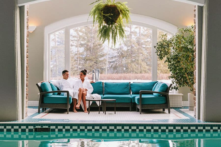 Binnenzwembad zitruimte van het Fairmont Banff Springs Hotel in Banff tijdens een wintersportreis naar Canada