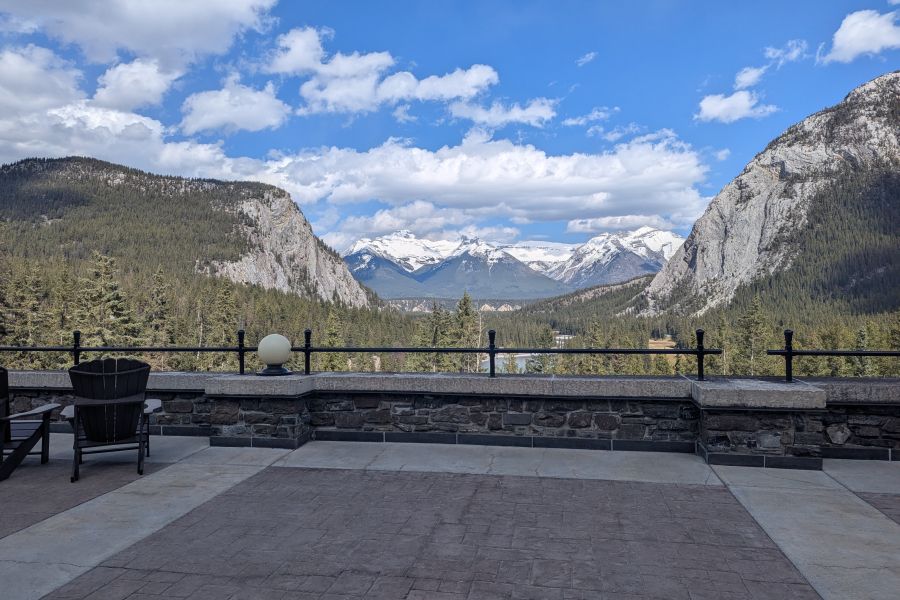 Uitzicht over de Bow Valley vanaf Fairmont Banff Springs Hotel tijdens een reis naar Canada