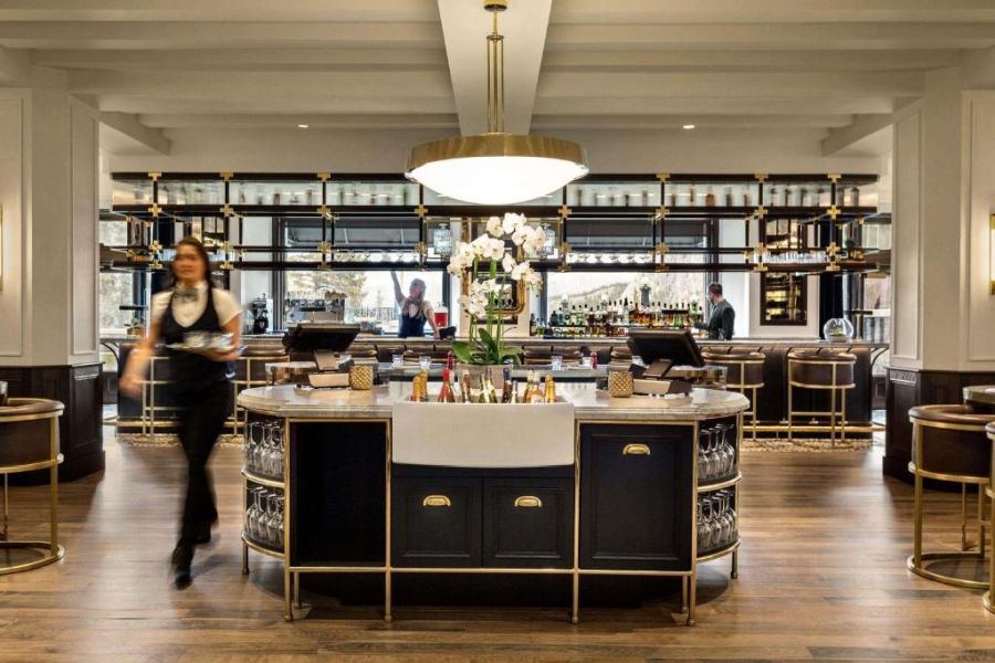 Een bar bij Fairmont Banff Springs Hotel in Banff tijdens een wintersportreis naar Canada