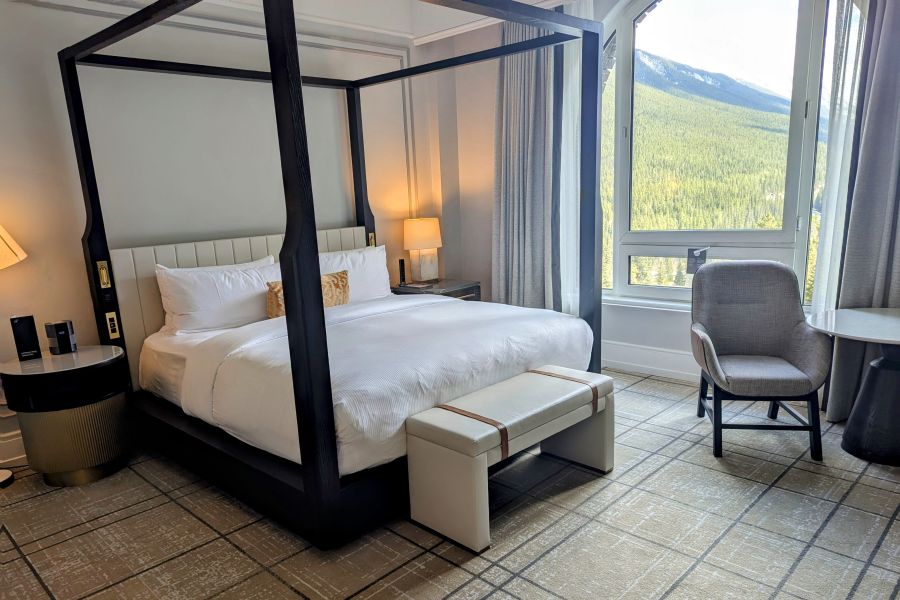 Een king kamer bij Fairmont Banff Springs Hotel in Banff tijdens een wintersportreis naar Canada