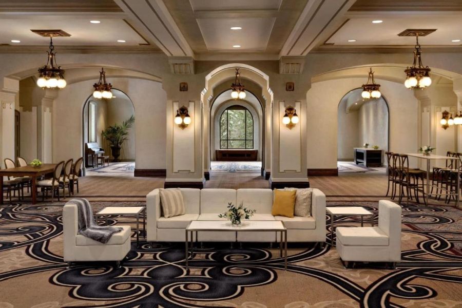 Een lounge bij Fairmont Banff Springs Hotel in Banff tijdens een wintersportreis naar Canada
